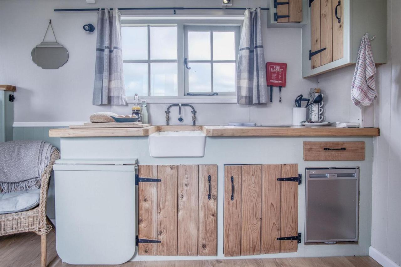 Haven View - 1 Bedroom Shepherds Hut - St Ishmaels Saint Ishmaels  外观 照片